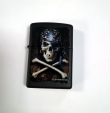 ZAPALOVAČ ZIPPO SPIRAL PIRATE SKULL   ZAPALOVAČ ZIPPO SPIRAL PIRATE SKULL