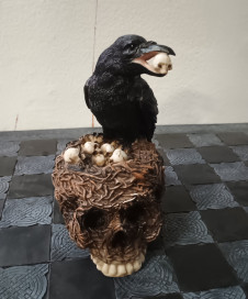 Soška Havran Black raven with skulls