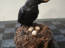 Soška Havran Black raven with skulls  