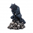 Soška vlkodlak Werewolf on a skull pile  