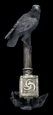 Soška Viking Raven Munin sitting on Thor's hammer  