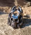 OCELOVÝ PRSTEN LEBKA Snake Wrapped Horn Skull OCELOVÝ PRSTEN LEBKA Snake Wrapped Horn Skull