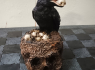 Soška Havran Black raven with skulls  