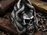 OCELOVÝ PRSTEN LEBKA Snake Wrapped Horn Skull OCELOVÝ PRSTEN LEBKA Snake Wrapped Horn Skull