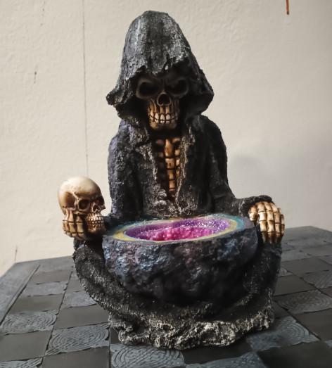 Lampa smrtka Grim reaper looks into a crystal (26cm)  