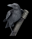 Soška Viking Raven Munin sitting on Thor's hammer  