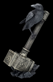Soška Viking Raven Munin sitting on Thor's hammer  